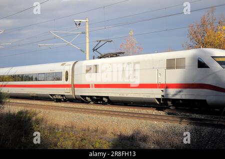 LINEA ICE ad alta velocità Stoccarda, Mannheim, ICE, treno vicino Bretten, locomotiva Foto Stock