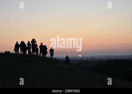 Milton Keynes, Regno Unito. 21st giugno, 2023. Una folla si è riunita per assistere all'alba del solstizio d'estate alla piramide leggera a Cambell Park a Milton Keynes, Regno Unito. Credit: Alice Mitchell/Alamy Live News. Foto Stock