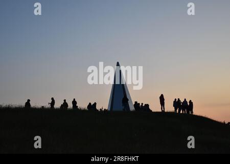 Milton Keynes, Regno Unito. 21st giugno, 2023. Una folla si è riunita per assistere all'alba del solstizio d'estate alla piramide leggera a Cambell Park a Milton Keynes, Regno Unito. Credit: Alice Mitchell/Alamy Live News. Foto Stock