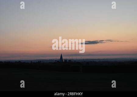 Milton Keynes, Regno Unito. 21st giugno, 2023. Una folla si è riunita per assistere all'alba del solstizio d'estate alla piramide leggera a Cambell Park a Milton Keynes, Regno Unito. Credit: Alice Mitchell/Alamy Live News. Foto Stock