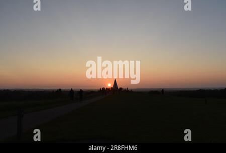 Milton Keynes, Regno Unito. 21st giugno, 2023. Una folla si è riunita per assistere all'alba del solstizio d'estate alla piramide leggera a Cambell Park a Milton Keynes, Regno Unito. Credit: Alice Mitchell/Alamy Live News. Foto Stock