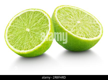 Due metà di agrumi verde lime isolate su sfondo bianco. Lime a metà con percorso di ritaglio Foto Stock