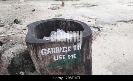 Per lo smaltimento dei rifiuti, viene conservato un cestino in legno di sap ad albero Foto Stock