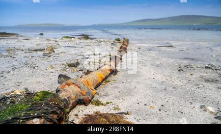 Vecchi tubi di scarico che si dirigono verso il mare. Foto Stock