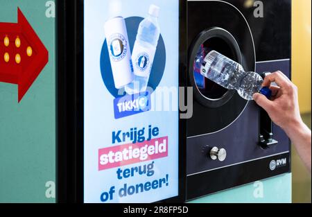 UTRECHT - Uno studente del Leidsche Rijn College consegna un (LATTINA/BOTTIGLIA) alla prima macchina di ritorno per depositare bottiglie e lattine in una scuola secondaria. Il sistema di deposito su lattine e bottiglie dovrebbe contribuire a ridurre gli sprechi. ANP FREEK VAN DEN BERGH olanda fuori - belgio fuori Foto Stock
