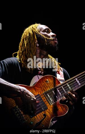 Parigi, Francia. 20th giugno, 2023. Thundercat ha visto esibirsi dal vivo all'Alhambra. Stephen Lee Bruner, conosciuto con il suo nome di scena Thundercat, un pluripremiato musicista, compositore e multi-strumentista americano, ha suonato a Parigi presso la sede dell'Alhambra. Credit: SOPA Images Limited/Alamy Live News Foto Stock