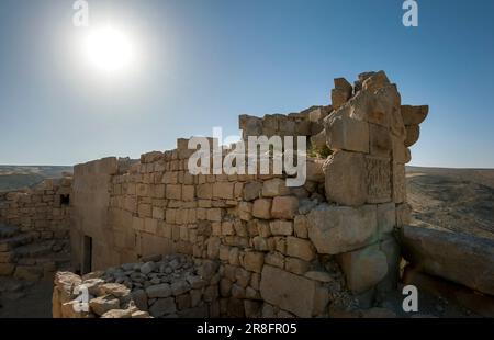 Blocchi di pietra con scrittura araba situati su una parete esterna del castello di Shobak (Shoubak) in Giordania. Foto Stock