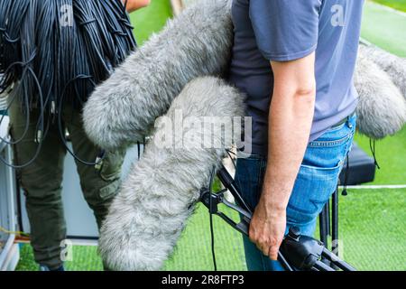 La troupe sonora del canale televisivo si sta preparando per la trasmissione dal vivo di una partita di calcio. I tecnici del suono stanno posizionando i microfoni Foto Stock