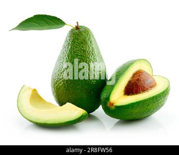 Avocado maturo con foglia verde isolato su sfondo bianco Foto Stock