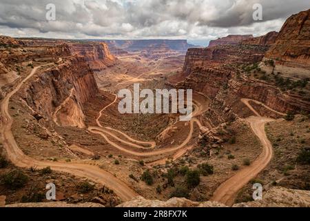 Una strada panoramica che si snoda attraverso le scogliere rocciose e le colline Foto Stock