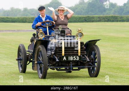 A Flying Day at the Shuttleworth Collection con A1853 De Dietrich car, Old Warden, Bedfordshire nel 2010 Foto Stock