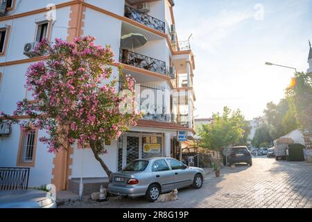 Kas, Turchia - 7 giugno 2023 : Via Vecchia nella città di Kas. Kas Town è popolare attrazione turistica in Turchia Foto Stock