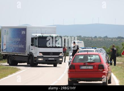 Pakovo Selo, Croazia. 21st giugno, 2023. Nel canyon del fiume Cikola nella zona di Pakovo Selo nella contea di Sibenik-Knin, un elicottero delle forze armate ungheresi, che si trovava in Croazia per l'addestramento, si schiantò. La polizia ha bloccato la strada verso il sito di incidente dell'elicottero, un elicottero mi-171 SH e un aereo Pilatus dell'aeronautica croata si sono Uniti alla ricerca di un elicottero militare che si è schiantato, tre passeggeri sono stati trovati morti, a Pakovo Selo, Croazia, il 21 giugno 2023. Foto: Dusko Jaramaz/PIXSELL Credit: Pixsell/Alamy Live News Foto Stock