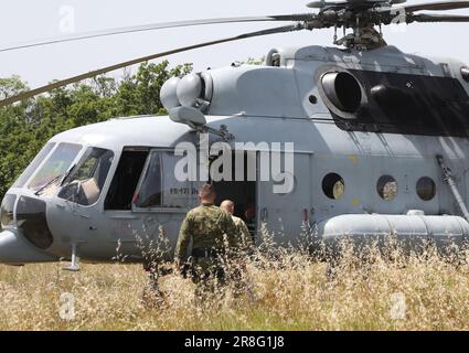 Pakovo Selo, Croazia. 21st giugno, 2023. Nel canyon del fiume Cikola nella zona di Pakovo Selo nella contea di Sibenik-Knin, un elicottero delle forze armate ungheresi, che si trovava in Croazia per l'addestramento, si schiantò. La polizia ha bloccato la strada verso il sito di incidente dell'elicottero, un elicottero mi-171 SH e un aereo Pilatus dell'aeronautica croata si sono Uniti alla ricerca di un elicottero militare che si è schiantato, tre passeggeri sono stati trovati morti, a Pakovo Selo, Croazia, il 21 giugno 2023. Foto: Dusko Jaramaz/PIXSELL Credit: Pixsell/Alamy Live News Foto Stock