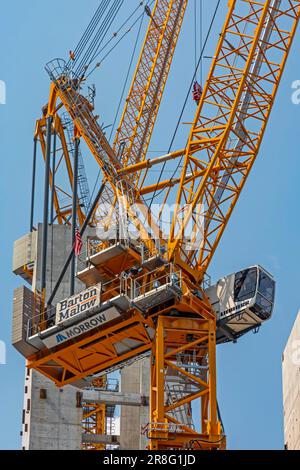 Detroit, Michigan, Una gru da cantiere sul sito di un grattacielo che sarà uno degli edifici più alti del Michigan. L'edificio, sul sito Foto Stock