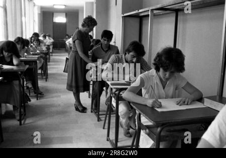 Italia. 22nd giugno, 2023. MILANO - PROVA SCRITTA AGLI ESAMI DI MATURITa' NELLE SCUOLE SUPERIORI anno 1980 Editoriale solo uso Credit: Independent Photo Agency/Alamy Live News Foto Stock