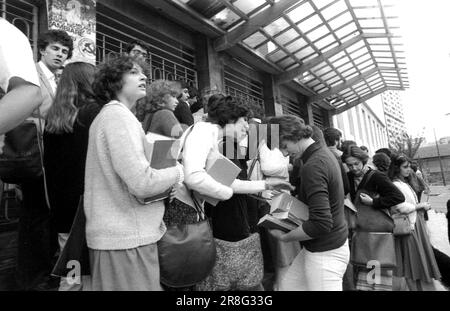 MILANO - SCUOLE SUPERIORE, ESAME SCRITTO DI MATURITA', LICEO BECCARIA ANNO 1979 SOLO PER USO EDITORIALE Foto Stock