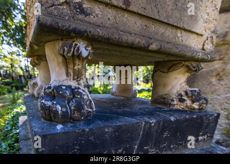 Dettaglio di una targa funeraria nel cimitero di Elias a Dresda. Cimitero storico. camposanto barocco con una serie di lapidi di due secoli. Il Cimitero Elias di Dresda, in Germania, è stato dismesso dal 1876 e chiuso dal 1924 Foto Stock