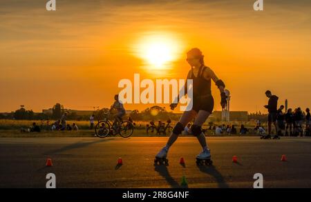 Pattinaggio a rotelle, Inline skate, sera, tempo libero, Tempelhofer Feld, Sunset, Tempelhof, Tempelhof-Schoeneberg, Berlino, Germania +++ NESSUN MODELLO! Foto Stock