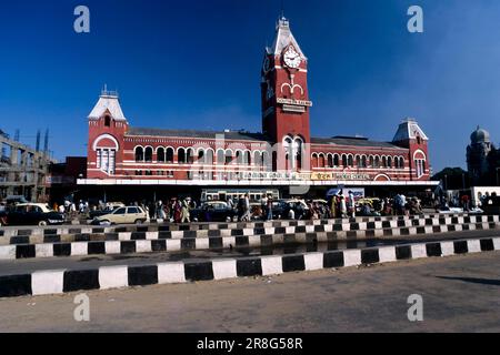 Stazione ferroviaria centrale di Madras costruita nel 1873, Chennai, Tamil Nadu, India, Asia Foto Stock