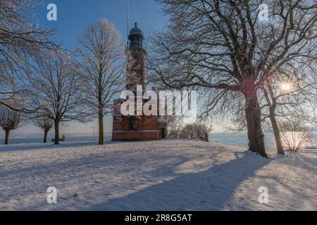 Faro di BrickStone Holtenau, inverno a Kiel sul canale di Kiel, Schleswig-Holstein, Germania settentrionale, Europa centrale, Foto Stock