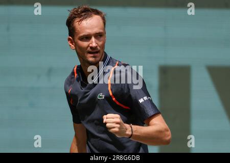 Halle, Germania. 21st giugno, 2023. Tennis: ATP Tour Singles, Men, Round of 16, Medvedev (Russia) - Djere (Serbia). Daniil Medvedev stringe il pugno. Credit: Friso Gentsch/dpa/Alamy Live News Foto Stock