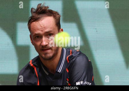 Halle, Germania. 21st giugno, 2023. Tennis: ATP Tour Singles, Men, Round of 16, Medvedev (Russia) - Djere (Serbia). Daniil Medvedev guarda la palla. Credit: Friso Gentsch/dpa/Alamy Live News Foto Stock