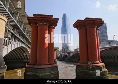 Una torre Blackfriars e resti del vecchio ponte sul Tamigi Londra Regno Unito giugno 2023 Foto Stock