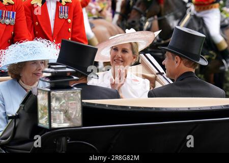 Zara Tindall (centro) arriva in carrozza durante il secondo giorno del Royal Ascot all'ippodromo di Ascot, Berkshire. Data immagine: Mercoledì 21 giugno 2023. Foto Stock