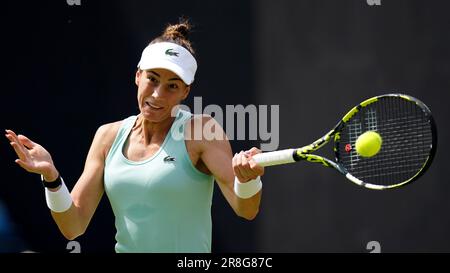 Bernarda Pera degli Stati Uniti in azione contro Linda Fruhvirtova della Repubblica Ceca durante il loro primo round Women's Singles match nel terzo giorno del Rothesay Classic Birmingham all'Edgbaston Priory Club. Data immagine: Mercoledì 21 giugno 2023. Foto Stock