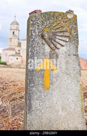 Segnale sulla strada di San Giacomo alla periferia di Castrojeriz, provincia di Burgos, Castiglia e Leon, Spagna Foto Stock