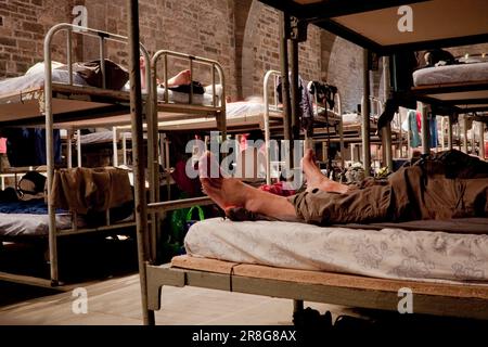 Riposante nel dormitorio medievale dell'ostello dei pellegrini ecclesiastici, Roncesvalles, Paesi Baschi, Navarra, Spagna Foto Stock