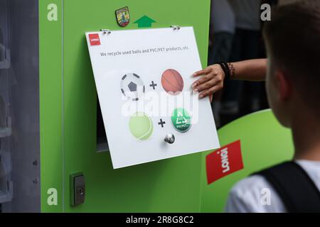 Halle, Germania. 21st giugno, 2023. Tennis: ATP Tour singoli, uomini, 1st round. Un distributore automatico di palle usate si trova presso la sede dell'evento. Credit: Friso Gentsch/dpa/Alamy Live News Foto Stock