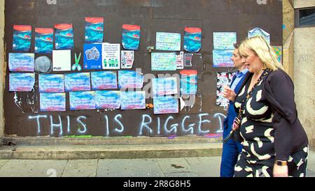 Glasgow, Scozia, Regno Unito 21st giugno 2023. Basta fermare la protesta del manifesto di petrolio vicino alla stazione di Queen Street uno dei molti siti nel centro della città che trova negozi imbarcati coperti da questo è truccato campagna di protesta manifesti. Credit Gerard Ferry/Alamy Live News Foto Stock