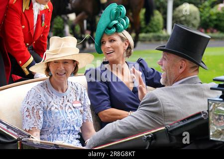 Zara Tindall (centro) e Maureen Haggas (a sinistra) arrivano in carrozza durante il secondo giorno di Royal Ascot all'ippodromo di Ascot, Berkshire. Data immagine: Mercoledì 21 giugno 2023. Foto Stock