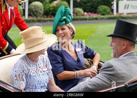 Zara Tindall (centro) arriva in carrozza durante il secondo giorno del Royal Ascot all'ippodromo di Ascot, Berkshire. Data immagine: Mercoledì 21 giugno 2023. Foto Stock