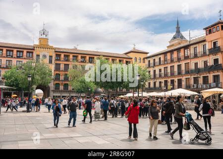 Plaza Zocodover, ammira in estate la gente che cammina attraverso Plaza Zocodover, una famosa piazza municipale nella città di Toledo, in Spagna Foto Stock