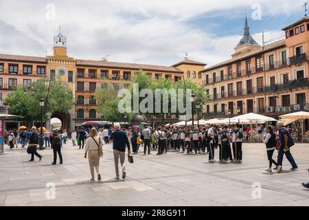 Toledo Plaza Zocodover, ammira in estate la gente che cammina attraverso Plaza Zocodover, una famosa piazza municipale della città di Toledo, in Spagna Foto Stock