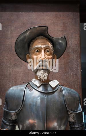 Don Chisciotte, vista della testa e delle spalle di una scultura a grandezza naturale di Don Chisciotte situata nel centro storico di Toledo, in Spagna Foto Stock