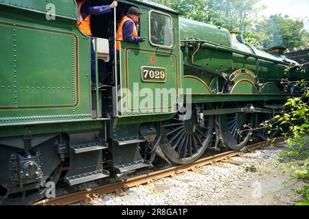 GWR Castle Class No.7029 'Clun Castle' passando la scatola di segnalazione di Hereford. Foto Stock