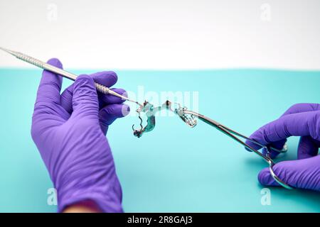 Tecnico odontoiatrico che fa protesi dentaria fatta a mano in Un'officina di lavoro Foto Stock