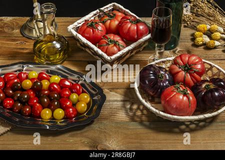 Ancora vita di prodotti tipici mediterranei per fare insalate nutrienti e sane su un tavolo di legno non verniciato Foto Stock