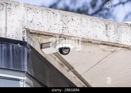 Telecamera di sorveglianza posta su un tetto esterno in cemento Foto Stock