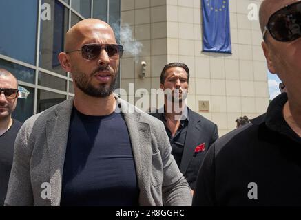 Bucarest, Romania. 21st giugno 2023: Andrew Tate e suo fratello Tristan Tate, circondati dalle guardie del corpo, lasciano la corte di Bucarest dove il loro processo in camera preliminare è iniziato oggi. I fratelli Tate sono accusati in caso di tratta di esseri umani e di formazione di un gruppo criminale organizzato per lo sfruttamento delle donne. Sono stati arrestati per la prima volta per 24 ore il 29 dicembre 2022, il giorno seguente i giudici hanno deciso l'arresto preventivo e più tardi il 31 marzo 2023 sono stati messi agli arresti domiciliari. Credit: Lucian Alecu/Alamy Live News Foto Stock