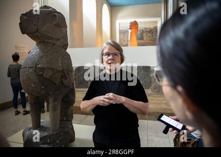 Direttore del Museo del Medio Oriente Barbara Helwing si trova presso il cosiddetto Bird of Prey dal 9.-10. Century B.C. nel Museo del Medio Oriente al Museo Pergamon di Berlino, Germania il 15 giugno 2023. Il Pergamon è progettato per chiudere i visitatori per un radicale rinnovamento a partire dal 23 ottobre 2023 e la riapertura è prevista parzialmente entro il 2027. (Foto di Emmanuele Contini/NurPhoto) Foto Stock