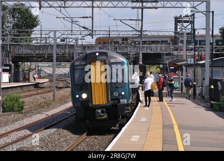 La West Coast Main Line incontra Cross City alla stazione ferroviaria di Lichfield Trent Valley il 15 luglio 2019 con i treni delle West Midlands alle piattaforme 1 e 3 (HL) Foto Stock