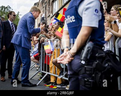 CHARLEROI - il re Willem-Alexander saluta il pubblico il secondo giorno della visita di stato in Belgio. La coppia reale olandese sta facendo una visita di Stato di tre giorni nel paese su invito del re belga Philippe e della regina Mathilde. ANP REMKO DE WAAL olanda fuori - belgio fuori Foto Stock