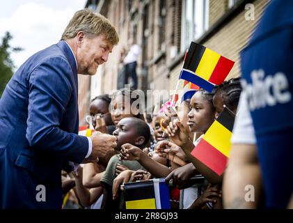 CHARLEROI - il re Willem-Alexander saluta il pubblico il secondo giorno della visita di stato in Belgio. La coppia reale olandese sta facendo una visita di Stato di tre giorni nel paese su invito del re belga Philippe e della regina Mathilde. ANP REMKO DE WAAL olanda fuori - belgio fuori Foto Stock