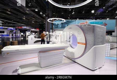 (230621) -- BERLINO, 21 giugno 2023 (Xinhua) -- questa foto scattata il 2 novembre 2022 mostra un dispositivo medico della società tedesca Siemens che sarà esposto alla quinta China International Import Expo (CIIE) a Shanghai, Cina orientale. (Xinhua/Fang Zhe) Foto Stock