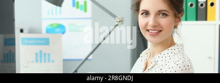 Ritratto di bella donna d'affari sul posto di lavoro in ufficio Foto Stock